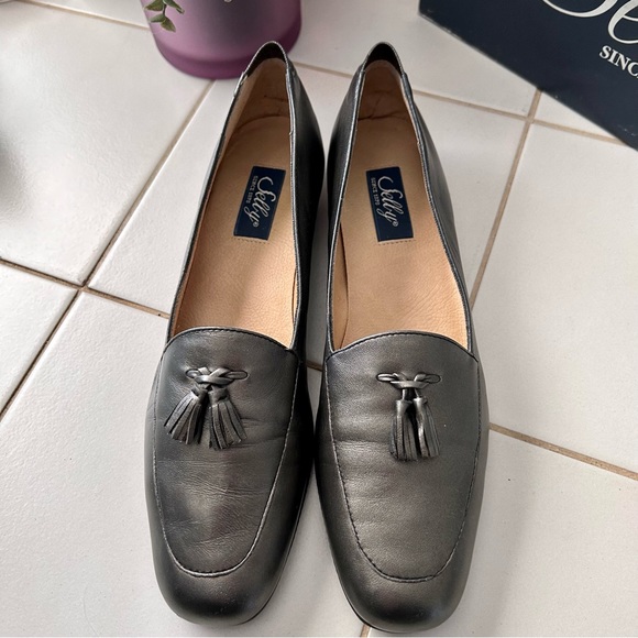 Selby Leather Tasseled Loafers in a Bronze Metallic Sz. 9.5 Narrow (3A) - Picture 9 of 15
